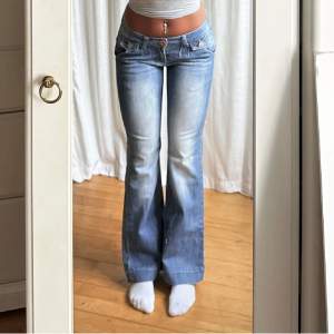 Säljer dessa jeans köpta här på Plick 💗 midja 76 innerben 75 🫶🏽skriv om ni undrar något 💕