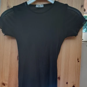 Kläning - Säljer denna jättesöta kläningen för barn!Den har ett fastsyt linne under då den är lite genomskinlig.Den är VÄLDIGT stretching.Bra skick men ärmarna är lite  knoppriga längst nere vid volangen men det är inget man ser.Skriv för fler bilder!🩷ord pris: 170