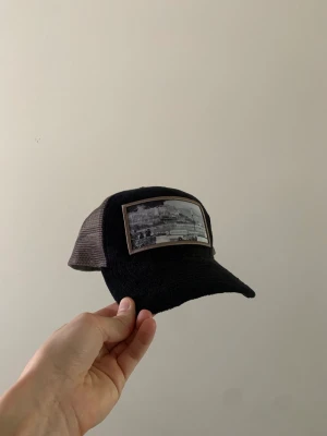 Keps från VON BRAND - Snygg svart keps från VON brand. 