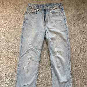 Rowe jeans från Weekday i storlek 29/30