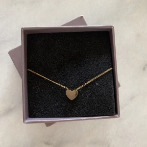 Halsband Edblad  - Säljer det här hjärthalsbandet från Edblad i guld. 