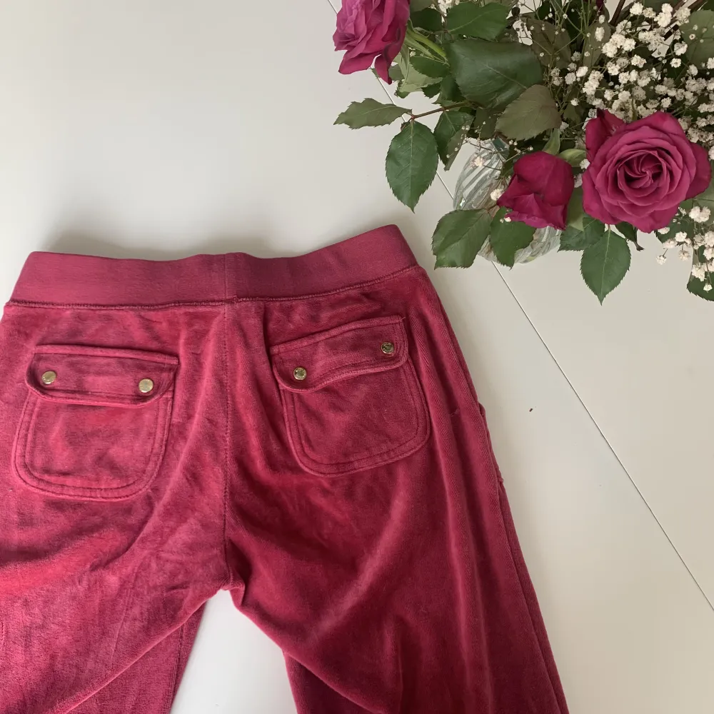 Juicy couture byxor i storlek XS. Färg:  Pomegranate. Finns typ inte att köpa någonstans längre. Säljer då de blivit försmå. Köparen står för frakt 🍒. Jeans & Byxor.