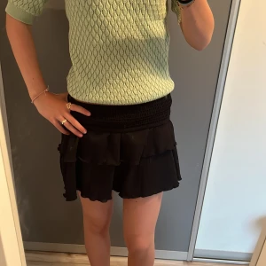 Volangkjol  - Svart Volangkjol från gina. Storlek 158/164 men som en xs. Aldrig använd, lappen kvar.