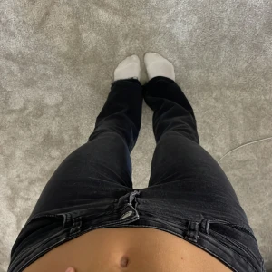 Svarta jeans bootcut - Jättefina jeans! Säljer pga att de tyvärr inte kommer till användning💕 