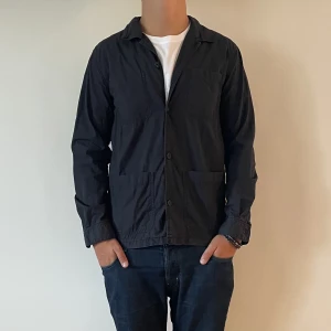 East West Overshirt  - East West Overshirt- storlek M - varan är i fint skick, inga flaws - modellen är 188cm och 83kg - vid frågor eller funderingar är det bara att skriva!