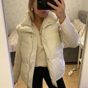 Mysig oversized väst - Mysig krämvit väst i från Bershka i mycket fint skick då den endast är använd 2 gånger🤍Hör av dig om du är intresserad eller har fler frågor 🫶🏼🫶🏼