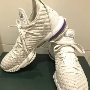 Säljer vita Lebron XVI då de blivit för små. Använda ca en månad och i mycket fint skick 9/10. Skickas i originalkartong. Nypris ca 2000kr.  