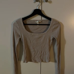 Croppad tröja  - Croppad tröja från H&m med lite urringning, super fin! Sitter tajt också! Storlek Xs men den är töjbar så skulle säga en Xs-s 