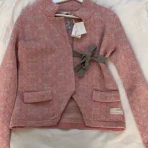 Odd Molly kofta  - Jättefin odd Molly kofta med prislapparna kvar. Aldrig använd och är i topp skick. Köptes för 2100kr och säljer för 299kr 💞