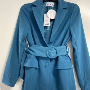 Blazer med bälte NA-KD - Helt oanvänd blazer från NA-KD med alla lappar kvar 💙💙