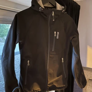 Skaljacka - En Skaljacka i storlek 36 som är perfekt för både höst, vinter och skidåkning. Jackan är endast använd en gång. Hör av er vid funderingar.