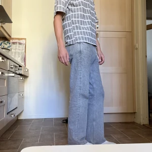 Hope rush denim - Säljer hope rush denim till ett grymt pris, detta då de är något slitna vid benslutet och höger framficka är trasig inuti (inget som syns utanför). I övrigt schysst skick! Nypris 1900, säljer för 690. Storlek 32