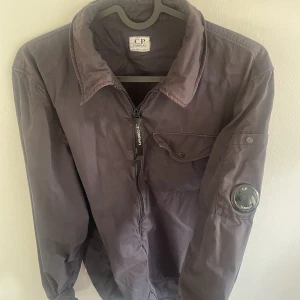 Cp kompany overshirt - Cp kompany overshirt i färgen navy. Storlek 164
