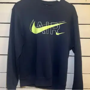 Marinblå nike tröja med neon gröna detaljer  Nyskick 