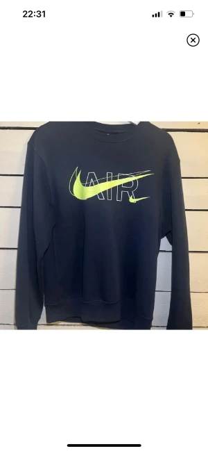 Marinblå nike tröja - Marinblå nike tröja med neon gröna detaljer  Nyskick 