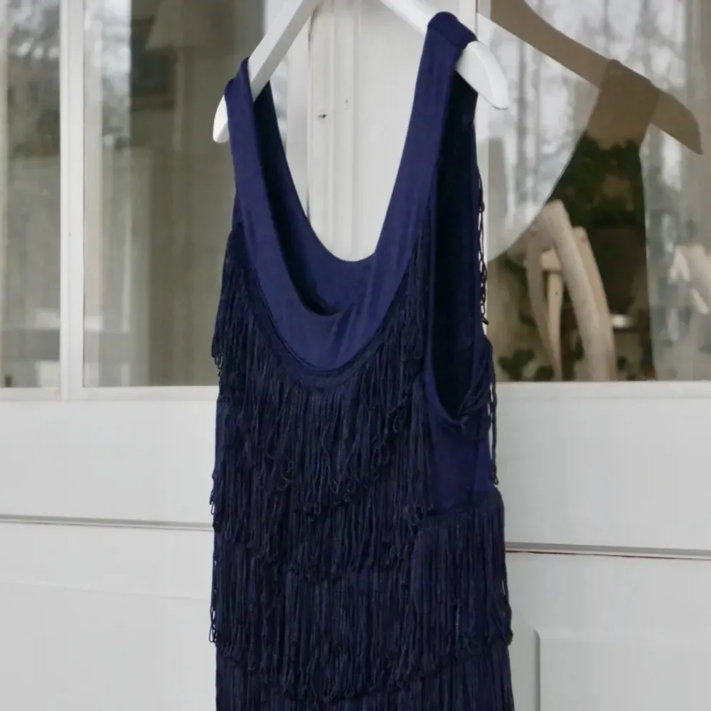 En mörkblå charlestonklänning som både passar till temafest, vanlig fest eller en uppklädd middag. Storlek M/L💙. Klänningar.