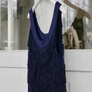 En mörkblå charlestonklänning som både passar till temafest, vanlig fest eller en uppklädd middag. Storlek M/L💙
