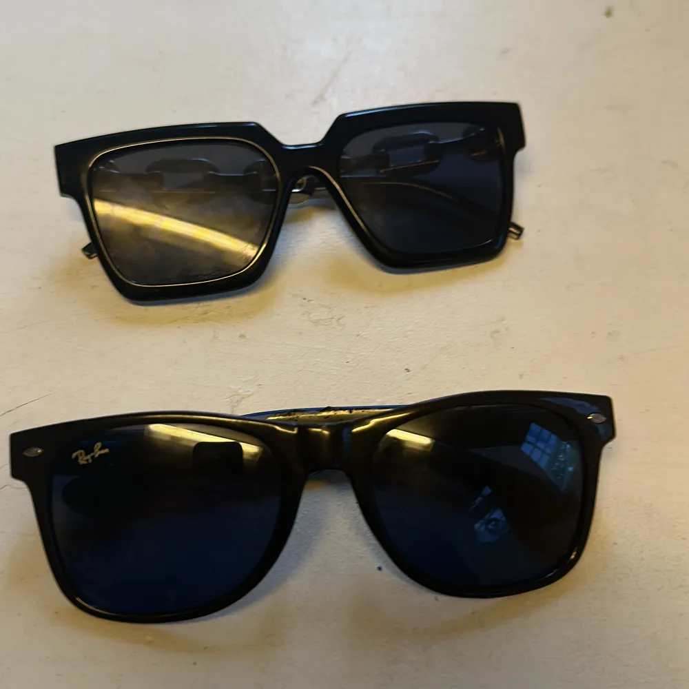 Glasögon svart 50kr styck 100kr för båda. Accessoarer.