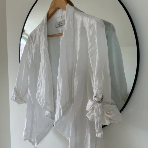 Linen bolero - Vit kofta/bolero i linne med justerbara armar. 