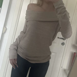 Stickad off shoulder - Tunnstickad off shoulder tröja, så fin men lite stor på mig som är xs. Som ny!  Passar en S-M.  Köp sker via ”köp nu”