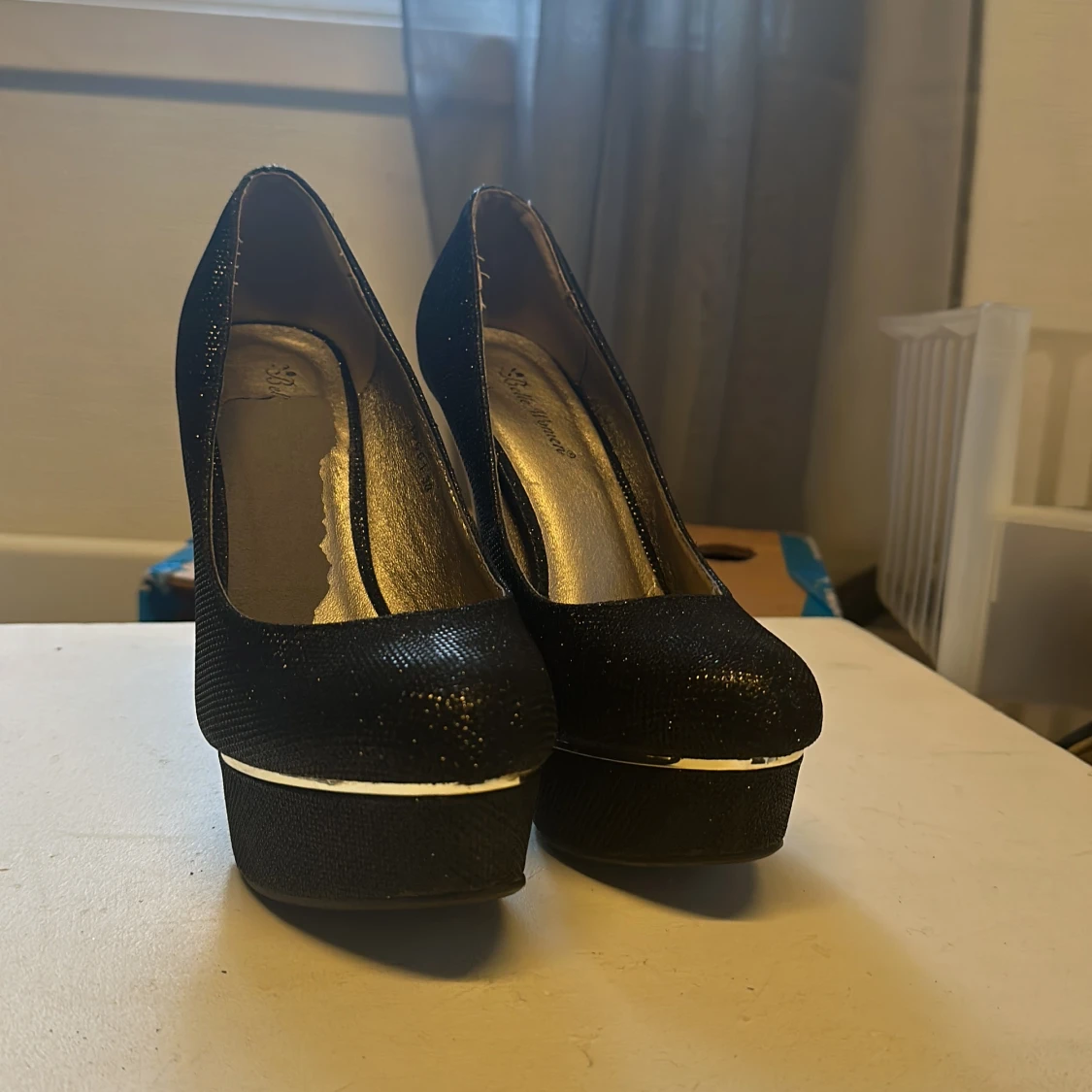 Svart klackskor med guld