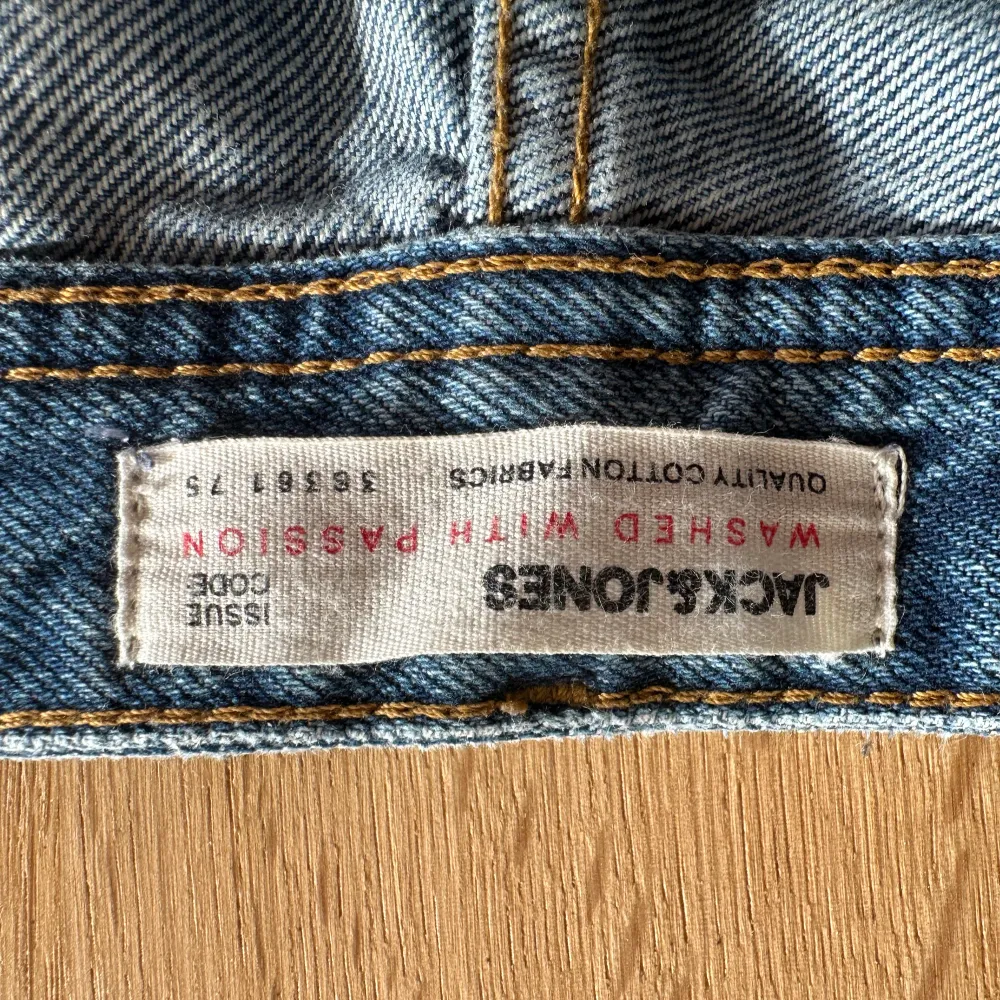 Snygga jeans i bra skick, använda några gånger men är nu för små för mig. Jeans & Byxor.