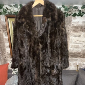 Pälsjacka brun - Osäker på märke, men väl omhändertagen. Vintage. Står ingen storlek men jag gillar lite oversized så den är nog mer åt Medium hållet.