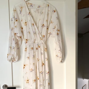 Klänning H&M - Långklänning med blommigt mönster från H&M i storlek S🌸 (stor i storleken) Använd en gång, som ny i skicket  Skriv för fler bilder!🌟