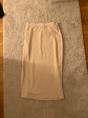 Kjol - Beige kjol ifrån shein i storlek s. Använd 1 gång. Den har även slits på ena sidan.