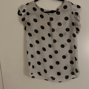 Topp storlek M - Söt Prickig topp i storlek m