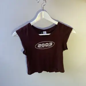 Brun y2k T-shirt från h&m i storlek xxs. Köparen står för frakt och post slarv, skriv vid frågor eller fler bilder.🤍