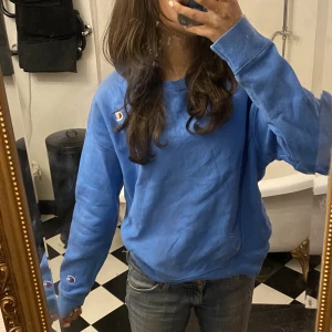Champion crewneck - Fin champion tröja jag fick av min kompis men tyvärr inte har kunnat använda då den är lite stor på mig. Skulle säga att den är i bra skick. Den är blåare i verkligheten än vad den ser ut på andra bilden. Hör av dig vid frågor💞😽