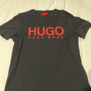 Hugo T-shirt - Hugo T-shirt i gott skick