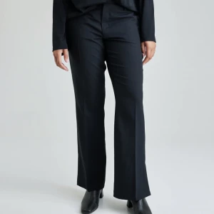 Low waist kostymbyxor - Säljer dessa Lågmidjade kostymbyxor från bikbok!! Storlek 34 🥰 modell Vera! kan skcika egna bilder!