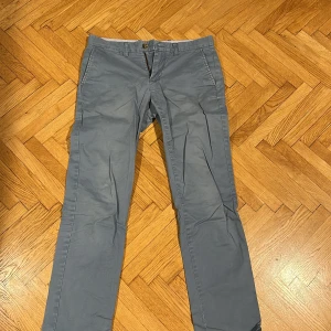 Tommy Hilfiger chinos  - Lite bredare passform, storlek 31/32, ljusblåa chinos.