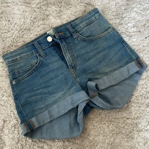 Shorts - Shorts från H&M som är jättefina för sommaren! Strl 32 (XS). Nyskick. Köp och få med en överraskning!💕 Pris kan diskuteras
