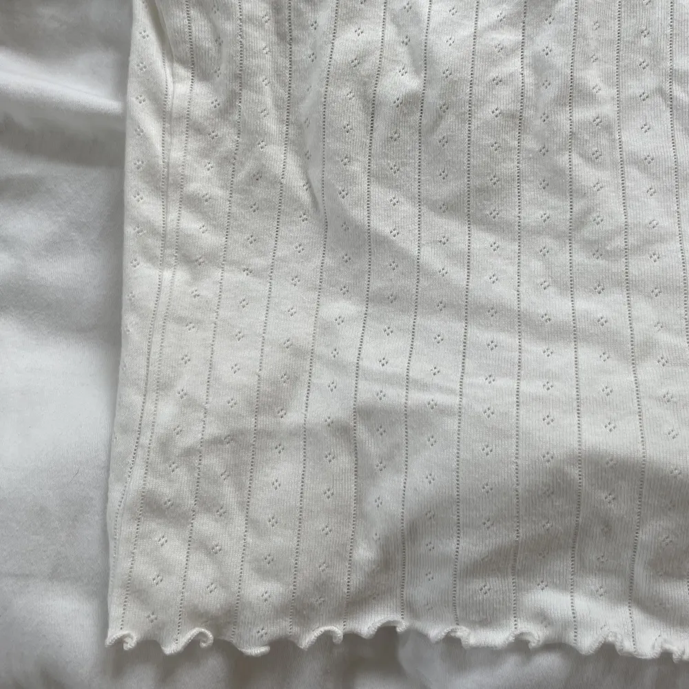 vit tshirt/pyjamaströja från gina tricot. fint skick då den knappt är använd! 💜💕 . T-shirts.