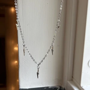 Halsband blixt  - Halsband med blixtar. Använt ett fåtal gånger men i fint skick. Köpt utomlands vet inte vad butiken hette 🫶🏼