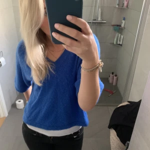Mörkblå tröja  - Så cool trekvarts ärmar tröja i blå! Jätte skön och unik 🙌🏽