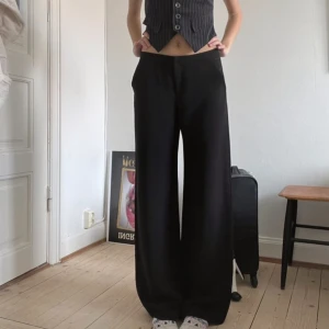 Armani kostymbyxor  - Sjuukt snygga kostymbyxor från Armani, säljer endast då jag inte gillade hur dem satt på mig🥲❤️