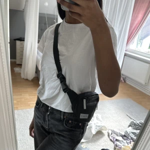 Väska - Ny svart väska, superbra skick. Längden på bandet kan justeras.