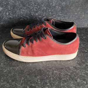 Lanvin skor - Mycket fina Lanvin skor i storlek 42-43 (stora i storleken så sitter bra på 43) ingen box medföljer men såklart äkta. Hör av dig om du har några frågor. 