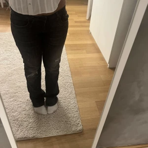 Svarta low waist jeans - Säljer dessa svarta ltb jeans, jag är cirka 170 cm och på mig passar dem perfekt. Det är i bra skick 