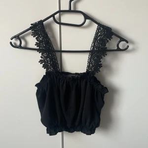 Svart topp - Svart somrig topp från primark i strl. XS (funkar även som S). Nyskick. Överraskning vid köp🎁