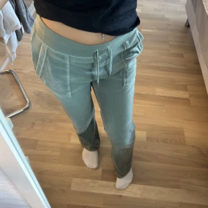 Juicy byxor  - Säljer mina juicy byxor i st xs då dom inte kommer till användning, inte använt så mycket så dom har inga skador, byxorna är upp lagda och sitter såhär på mig som är 159 cm. Frakt tillkommer!