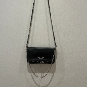 Zadig & Voltaire  - Säljer min superfina Zadig väska i den lilla modellen, har inga defekter  och dustbag följer med. Nypris 2 495kr säljer för 1 300 (pris kan diskuteras) 💕