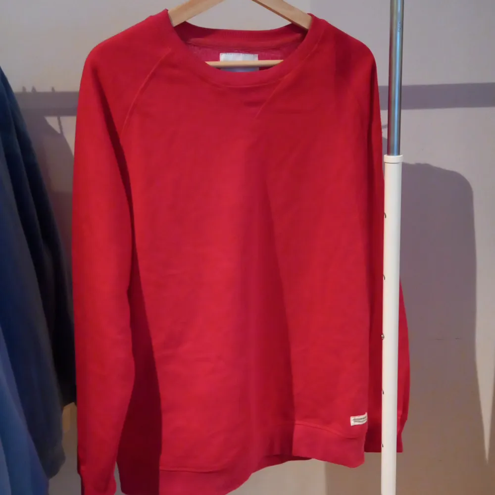 En röd swetshirt som e köpt från lager 157 använd ett par gånger men fin ändå❤. Tröjor & Koftor.