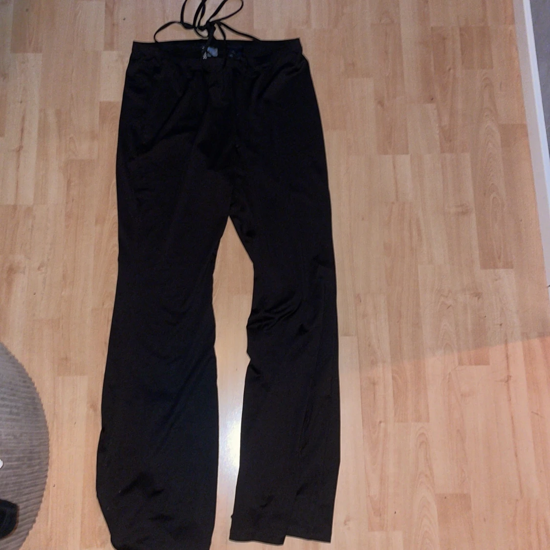 Svarta tygbyxor med band runt midjan