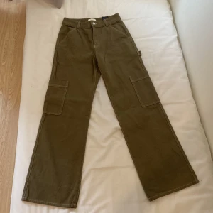 Cargo pants - De här jeansen har jag aldrig tagit på mig, eftersom de är för långa för mig, den är i storlek xs/36 de är jätte snygga och önskar verkligen att jag kunde ha de priset för de är 100kr tack och hej!