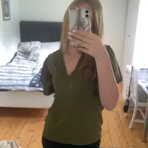 En jättefin grön tröja, oanvänd!  (fläcken sitter på spegeln och inte på tröjan)